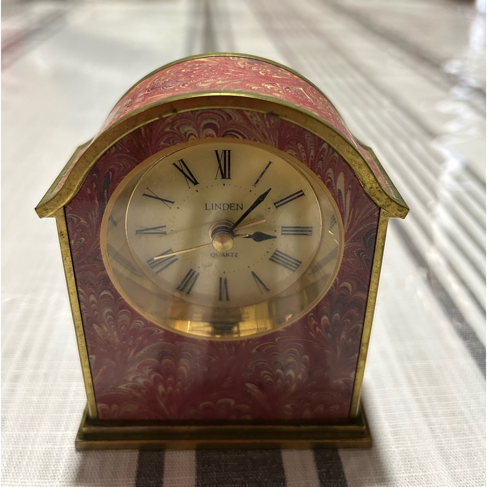Linden miniature quartz clock with light
